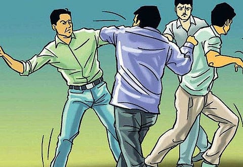 दुकानदार ने पैसे मांगे तो लोगों ने लाठी-डंडे से पिटाई कर दी।