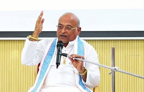 गरिकापति नरसिम्हा राव ने कहा कि बच्चों को अपना खाना खुद लाना चाहिए या स्कूल छोड़ देना चाहिए।