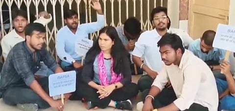 एलएलबी तृतीय वर्ष की छात्रा नेहा कामले ने छात्रावास के व्हाट्सएप ग्रुप में डॉ. भीमराव अंबेडकर की फोटो डिस्प्ले पिक्चर (डीपी) के रूप में लगाई थी जिसके बाद उसके साथ मारपीट हुई।