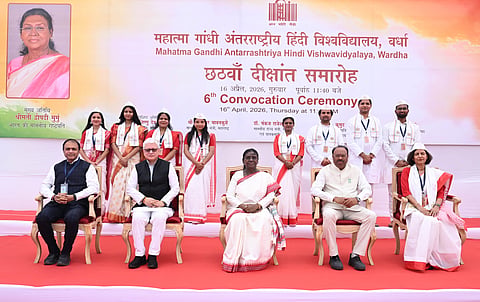 राष्ट्रपति द्रौपदी मुर्मू ने वर्धा में महात्मा गांधी अंतरराष्ट्रीय हिंदी विश्वविद्यालय के दीक्षांत समारोह की भाग लिया।