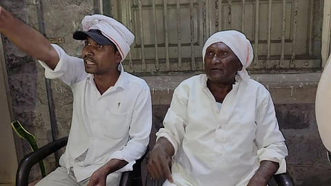 एमपी में जनसुनवाई में किसान ने कलेक्टर को कहा ‘बिकाऊ’, हंगामे के बाद पिता-पुत्र गिरफ्तार, कांग्रेस ने दिया धरना