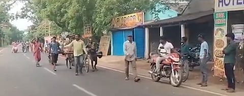 परिजनों ने थाने के बाहर शव रखकर धरना दिया, सड़क जाम किया और आरोपियों की तत्काल गिरफ्तारी, मुआवजे तथा जमीन विवाद के समाधान की मांग की।