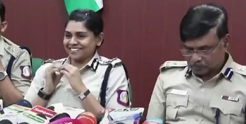 पुलिस महानिरीक्षक (पश्चिम जोन) आर वी रम्या भारती एक बच्ची के यौन उत्पीड़न और हत्या के मामले पर प्रेस ब्रीफिंग के दौरान कुछ इस तरह से मुस्कुराती हुई दिखाई दी जिसकी वीडियो वायरल होने के बाद महिला अधिकारी की संवेदनहीनता पर सवाल उठने लगे।