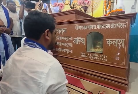 आजाद ने कहा कि उन्हें कई पत्रों और सूत्रों से जानकारी मिली कि सरकार लोक भवन और विधानसभा के सामने स्थित इस स्थल को हटाकर अस्थियों को कहीं और शिफ्ट करने की तैयारी कर रही है। उन्होंने आरोप लगाया कि यह षड्यंत्र लोक भवन को विस्तार देने के लिए रचा जा रहा है।