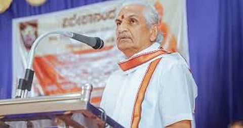प्रभाकर भट्ट एक विवादास्पद और उत्तेजक वक्ता के रूप में जाने जाते हैं। अब तक उनके खिलाफ कई संगीन मामले दर्ज हो चुके हैं।