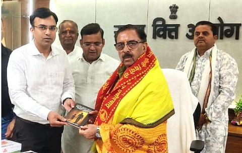 राजस्थान वित्त आयोग के अध्यक्ष (केबिनेट मंत्री) डॉ. अरुण चतुर्वेदी को मांग पत्र देते हुए एक्टिविस्ट्स