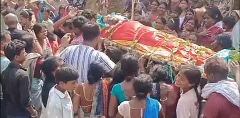 भीड़ ने युवाओं को चोरी के शक में पीटा जबकि परिवारवालों ने इनके किसी आपराधिक पृष्ठभूमि से इनकार किया है।