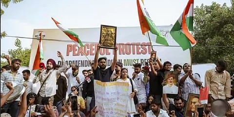 कॉकरोच जनता पार्टी (CJP) का जंतर मंतर पर प्रदर्शन शनिवार रातभर जारी रहा। CJP की मुख्य मांग केंद्रीय शिक्षा मंत्री धर्मेंद्र प्रधान के इस्तीफे की है। प्रदर्शनकारी साफ कह चुके हैं कि इस्तीफा मिलने तक वे यहां से नहीं हटेंगे।