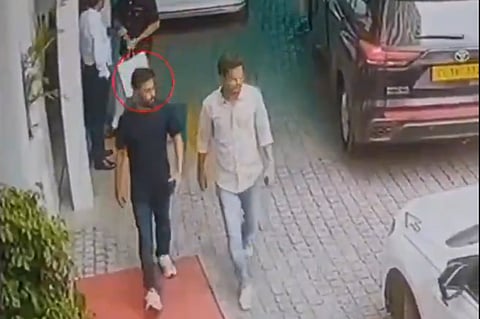 अभिजीत दीपके का एक वीडियो सोशल मीडिया पर वायरल हो रहा है, जिसमें वे एक बड़े होटल में प्रवेश करते दिख रहे हैं। आलोचक इसे लेकर खूब मज़ाक उड़ा रहे हैं और कह रहे हैं कि “युवा दो दिन से भूखे-प्यासे सड़कों पर आंदोलन कर रहे हैं, जबकि दीपके होटल में हैं।”