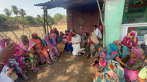 बारापाल गांव के मनरेगा कार्यस्थल पर महिला श्रमिकों ने करात को बताया कि पिछले छह महीनों में उन्हें केवल 18 दिन का ही काम मिला है।