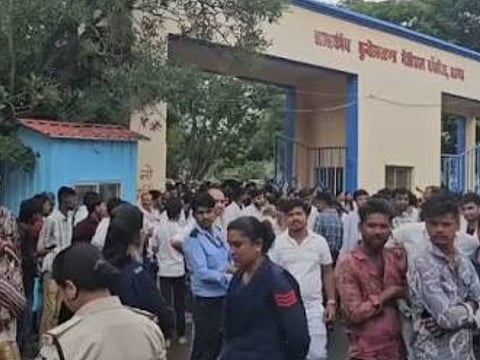 पुलिस ने शनिवार को फरार भाजपा नेता अनिल श्रीवास्तव (पीपरा) को गिरफ्तार किया है।