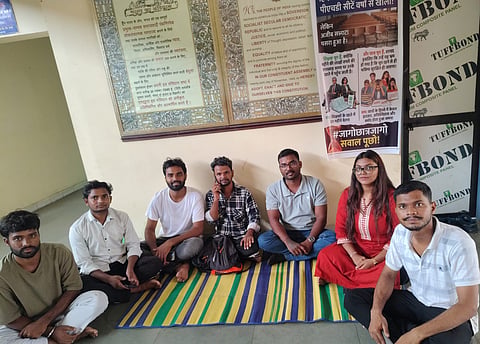 छात्रों ने कहा कि जब तक उनकी न्यायोचित शैक्षणिक मांगों पर सकारात्मक निर्णय नहीं लिया जाता, तब तक उनका अनिश्चितकालीन सत्याग्रह जारी रहेगा।