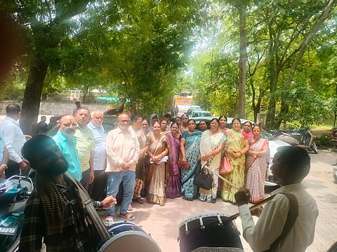 बैठक में जर्जर स्कूल भवनों की मरम्मत और नवनिर्माण की मांग भी उठी। DMF, CSR स्कीम, समग्र शिक्षा विभाग और पॉवर प्लांट के माध्यम से 1397 कक्षा कक्षों के नवनिर्माण और मरम्मत कराने की बात कही गई।