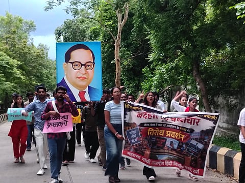 छात्र-छात्राओं ने हाथों में तख्तियां और बैनर लेकर "पेपर लीक की सरकार नहीं चलेगी", "धर्मेंद्र प्रधान इस्तीफा दो", "लीकतंत्र से लोकतंत्र तक की लड़ाई ज़िंदाबाद", "शिक्षा बचाओ, देश बचाओ", "NTA की जवाबदेही तय करो" जैसे नारों के साथ विश्वविद्यालय परिसर में मार्च निकाला।