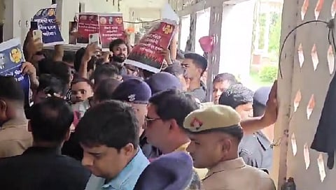छात्रों का आरोप है कि प्रशासन उन्हें अवैध बता रहा है और जबरन खाली कराने की कार्रवाई कर रहा है, जिसमें कमरों के ताले तोड़े गए तथा बिजली-पानी की आपूर्ति बंद कर दी गई। यह कथित कार्रवाई उनके आईएएस-पीसीएस की तैयारी को प्रभावित कर रही है।