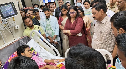 आंदोलन में भूख हड़ताल पर बैठे 20 साल के छात्र राहुल पवारा की सातवे दिन तबीयत बिगड़ी तो उसे अस्पताल में भर्ती कराना पड़ा।
आदिवासी कल्याण मंत्री उससे मिलने पहुंचे, तो राहुल ने उनसे बेबाकी से सवाल किए और उनके सामने ही इस्तीफे की मांग कर दी।