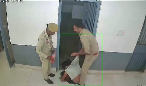 पुलिस का कहना है कि यह गिरने के बाद सहायता का दृश्य है।