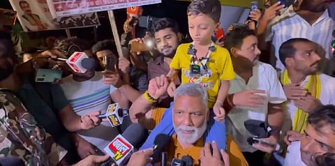 30 अगस्त रविवार से आदित्य गर्दनीबाग धरना स्थल पर बैठ गया। हाथ में संविधान की किताब लेकर वह मौन भी रहा।