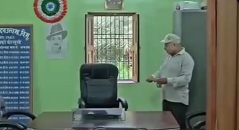 वीडियो में ज्ञान प्रकाश हाथ में गिलास लिए कुर्सी पर जल छिड़कते, मंत्रोच्चार करते तथा कुर्सी को प्रणाम करते दिख रहे हैं। कुछ क्लिप में पृष्ठभूमि में “शांति-शांति” और “ओम शांति” जैसे शब्द भी सुनाई देते हैं।