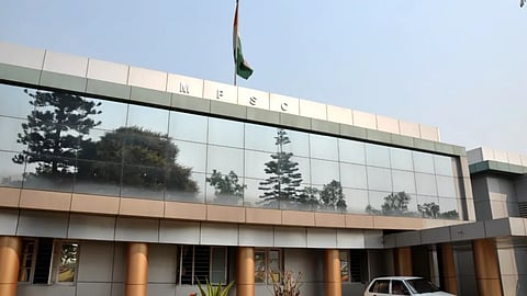 एमपीएससी राज्य सेवा की प्रारंभिक परीक्षा नवंबर 2025 में हुई। मुख्य परीक्षा अप्रैल 2026 में आयोजित हुई जो पहली बार डिस्क्रिप्टिव प्रारूप में ली गई। परिणाम अगस्त में घोषित हुआ। इसके बाद इंटरव्यू का कार्यक्रम पहले 7 से 12 सितंबर तय हुआ, फिर 21 से 28 सितंबर तक स्थगित किया गया और उसके बाद अनिश्चितकाल के लिए रोक दिया गया।