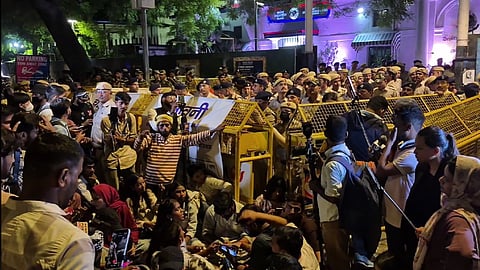 घटना के विरोध में भारी संख्या में पत्रकार शनिवार शाम से संसद मार्ग थाने के बाहर धरना देकर बैठ गये। पत्रकारों ने आरोपी पुलिसकर्मी के खिलाफ कार्रवाई की मांग की।