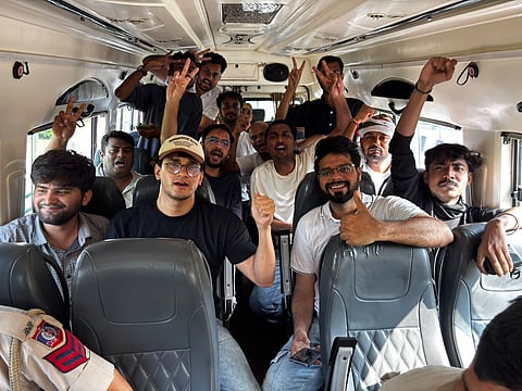 दिल्ली पुलिस ने सौरव दास और आशुतोष रांका को सुरक्षा बैरिकेड पार करने और कर्तव्य में बाधा डालने के आरोप में 13 अक्टूबर हिरासत में लिया था।