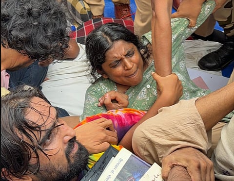 मुंबई पुलिस ने रविवार को शांतिपूर्वक प्रदर्शन करने वालों को हिरासत में लिया।