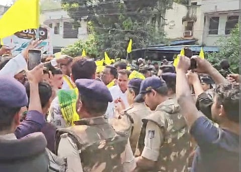 भोपाल में CM हाउस घेरने जा रहे जयस कार्यकर्ताओं को पुलिस ने रोका, युवती ने कॉन्स्टेबल को थप्पड़ मारा! जानिए क्या है पूरा मामला?