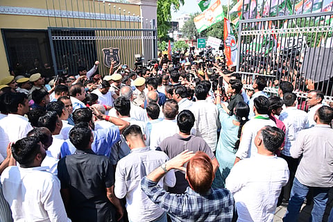 जयपुर में कांग्रेस नेताओं और कार्यकर्ताओं का पुलिस कमिश्नरेट पर धरना दिल्ली पुलिस द्वारा एनएसयूआई की राष्ट्रीय सचिव ऋतु बराला के साथ कथित मारपीट के मामले में 'जीरो एफआईआर' दर्ज करने की मांग को लेकर दो दिनों से जारी है।