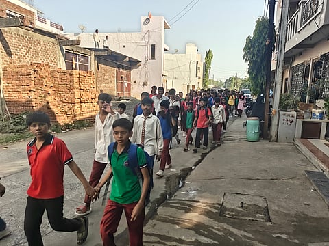 MP: प्राचार्य की शिकायत लेकर कलेक्टर से मिलने निकले एकलव्य विद्यालय के आदिवासी छात्र-छात्राएं, रास्ते में छात्रा की बिगड़ी तबीयत