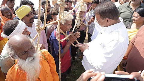 Leader of Opposition in the Madhya Pradesh Legislative Assembly, Umang Singhar, met with protesting villagers and the family of Vimla Kol on October 25.