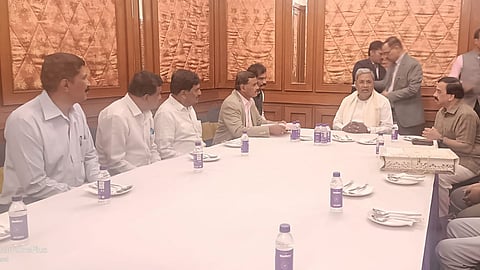A delegation of representatives of Rajya Vokkaligara Sangha met Siddaramaiah in Bengaluru