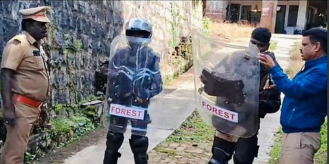 Forest Department personnel attempt to capture the leopard in Coonnor