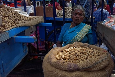 Peanut vendor at Kadlekai Parishe