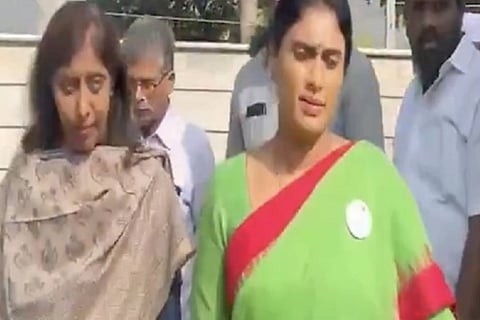YS Sharmila meets cousin Sunitha, triggers speculation of latter joining Congress
