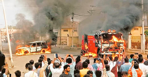 Four wheeler, fire truck set on fire in Byadgi