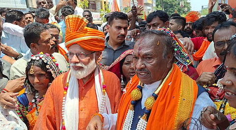KS Eshwarappa with Modi lookalike