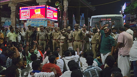 Hindu outfit members raise slogans at Thirupurakundram