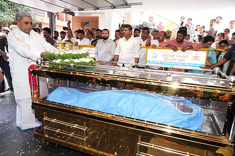 CM Siddaramaiah pays his respects to Minister D Sudhakar who died of lung infection.
