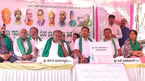 Kumaraswamy addresses Bidadi farmers beside empty chair meant for Karnataka CM DKS