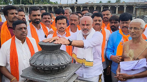 MLA HK Suresh at Belur Chennakeshava temple