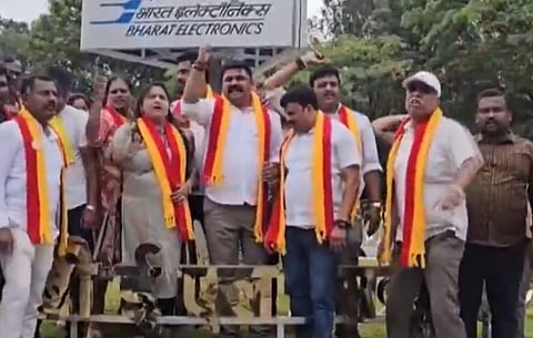 Bengaluru: Kannada Rakshana Vedike activists take down Hindi signboard near BEL Circle