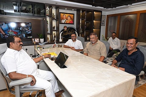 Karnataka Rakshana Vedike and Maharashtra Navanirman Sene leaders meet in Bengaluru
