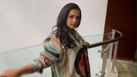 Image of Parvathy Thiruvothu leaning against a handrail