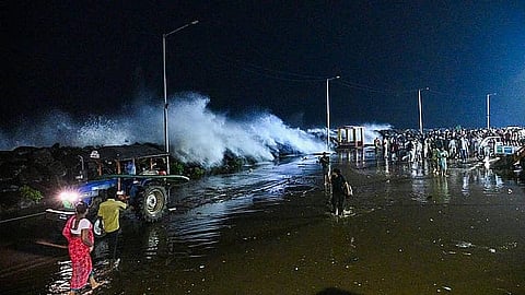 Rough waves disrupt Ennore Expressway in Chennai as Cyclone Arnab hits AP