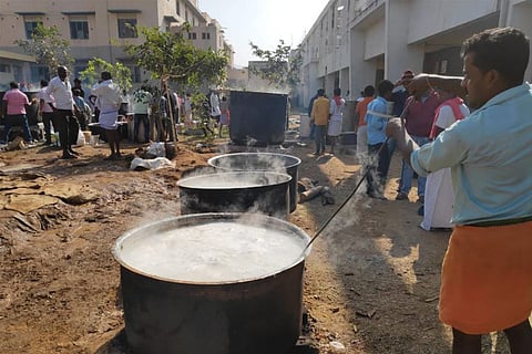 Tumakuru unites to provide food to lakhs of devotees of Shivakumara Swamy