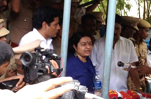 High drama at Poes Garden: Jayalalithaa’s niece Deepa blocked from entering aunt’s house