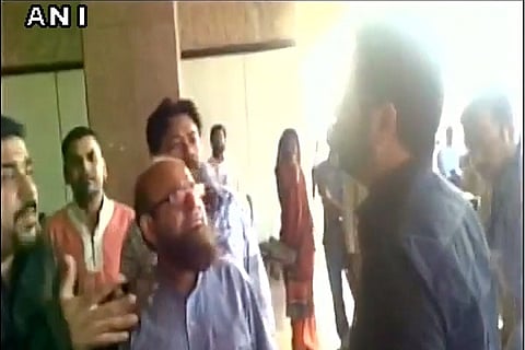 Bollywood director Kabir Khan attacked by angry mob at Karachi Airport