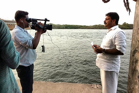 സാമൂഹ്യമാധ്യമങ്ങളിൽ നികേഷിന്റെ വാർത്താ വിഡിയോകൾ; സ്വരാജിന് വേണ്ടിയുള്ള വോട്ടഭ്യർത്ഥന വിഡിയോകൾ