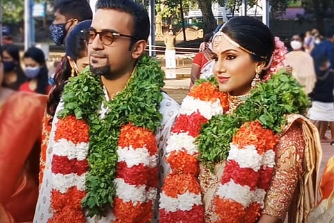 Still from Ravi Pillai's son Ganesh and Anjana during wedding